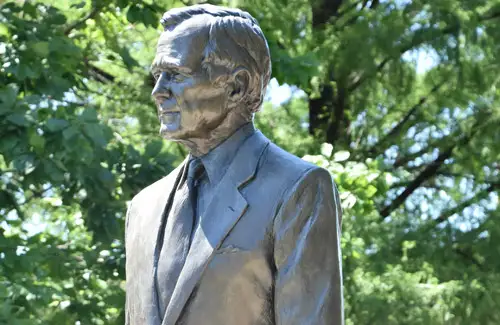 George Bush Presidential library and museum; George Bush statue