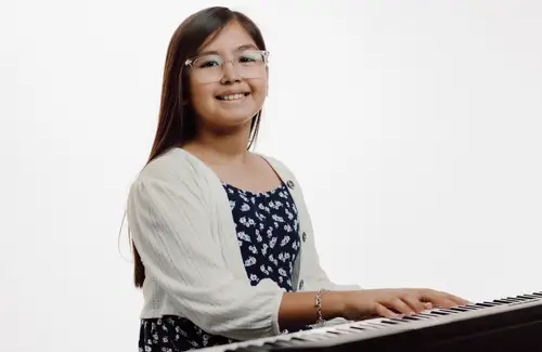 cyfair music and arts; girl playing piano at cyfair music and arts; piano lesson; piano practice; art and music summer camps