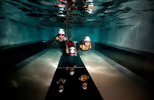 children swimming underwater at SwimLabs; swim school