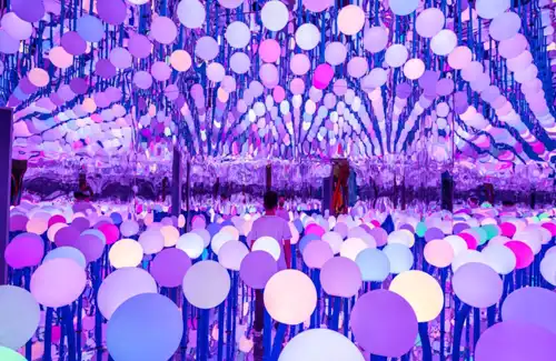 Immersive art room filled with mirrors and glow bulbs at Seismique. Seismique Immersive Art Installations